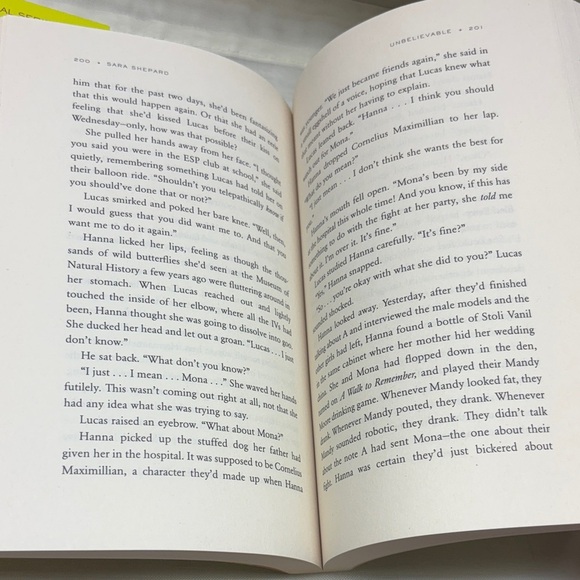 Pretty Little Liars Book Box Set - Picture 3 of 6